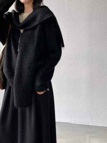 Kaheosaline kudumiskomplekt villaseguga: V-kaelaga pullover, pikad varrukad, lõtv lõige, ühetooniline