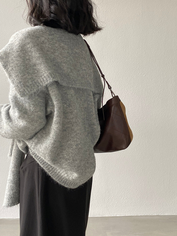 Kaheosaline kudumiskomplekt villaseguga: V-kaelaga pullover, pikad varrukad, lõtv lõige, ühetooniline