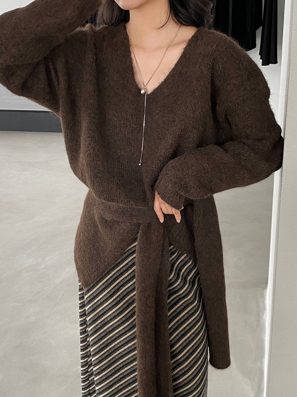 Kaheosaline kudumiskomplekt villaseguga: V-kaelaga pullover, pikad varrukad, lõtv lõige, ühetooniline