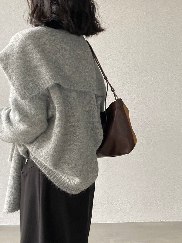 Kaheosaline kudumiskomplekt villaseguga: V-kaelaga pullover, pikad varrukad, lõtv lõige, ühetooniline