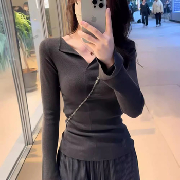 Pleteni top s V-izrezom, dugi rukavi, trombitasti rukavi, uski kroj, srednja debljina viskoznog vlakna