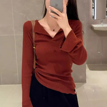 Pleteni top s V-izrezom, dugi rukavi, trombitasti rukavi, uski kroj, srednja debljina viskoznog vlakna