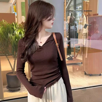 Pleteni top s V-izrezom, dugi rukavi, trombitasti rukavi, uski kroj, srednja debljina viskoznog vlakna