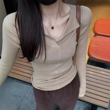 Pleteni top s V-izrezom, dugi rukavi, trombitasti rukavi, uski kroj, srednja debljina viskoznog vlakna