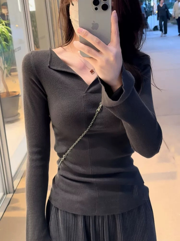 Pleteni top s V-izrezom, dugi rukavi, trombitasti rukavi, uski kroj, srednja debljina viskoznog vlakna