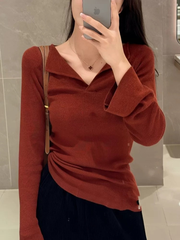 Pleteni top s V-izrezom, dugi rukavi, trombitasti rukavi, uski kroj, srednja debljina viskoznog vlakna