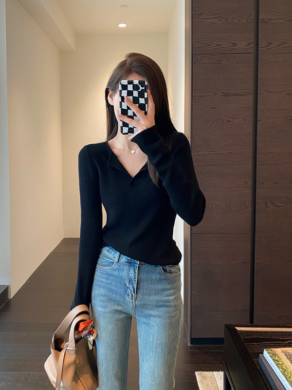 Pleteni top s V-izrezom, dugi rukavi, trombitasti rukavi, uski kroj, srednja debljina viskoznog vlakna