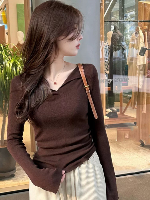 Pleteni top s V-izrezom, dugi rukavi, trombitasti rukavi, uski kroj, srednja debljina viskoznog vlakna