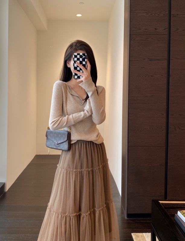 Pleteni top s V-izrezom, dugi rukavi, trombitasti rukavi, uski kroj, srednja debljina viskoznog vlakna