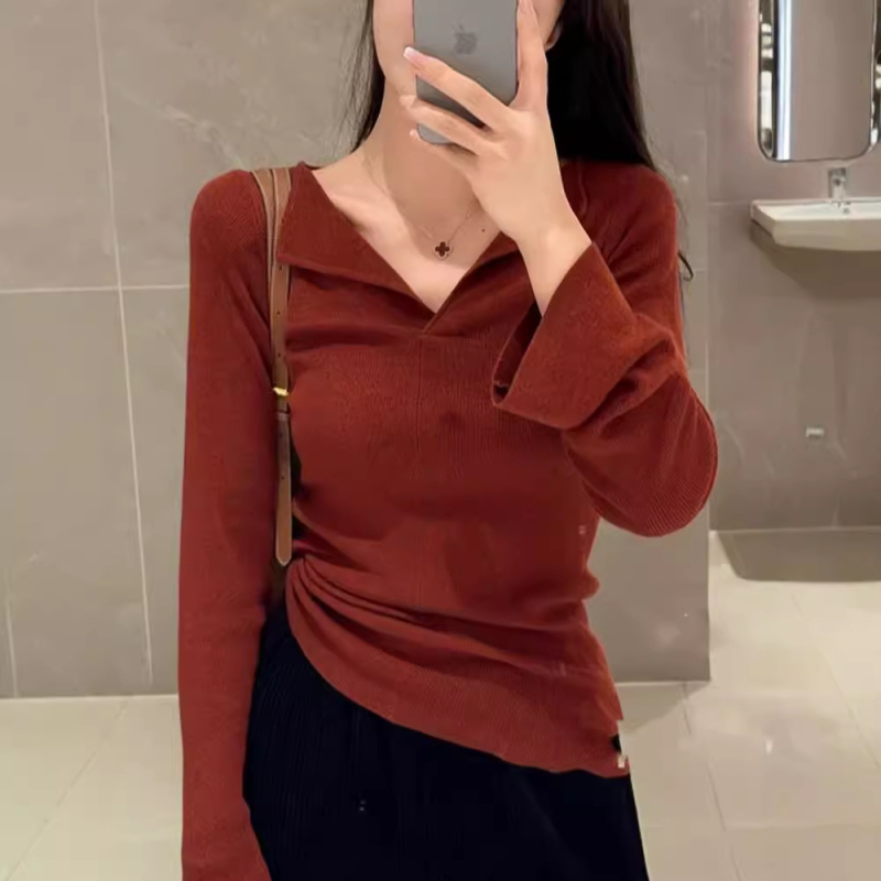 Pleteni top s V-izrezom, dugi rukavi, trombitasti rukavi, uski kroj, srednja debljina viskoznog vlakna