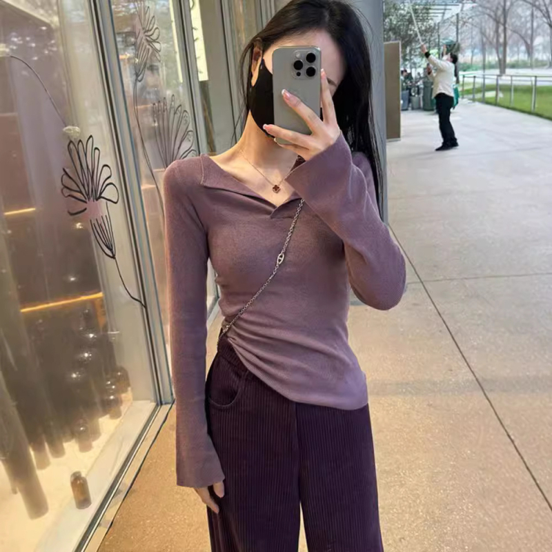 Pleteni top s V-izrezom, dugi rukavi, trombitasti rukavi, uski kroj, srednja debljina viskoznog vlakna