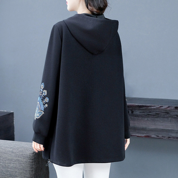 Kapucňová pletená mikina s výšivkou — šifón, primárny polyester 80-90%, sekundárny polyester 70-80%, zvierací vzor, stredná dĺžka