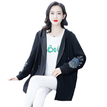 Kapucňová pletená mikina s výšivkou — šifón, primárny polyester 80-90%, sekundárny polyester 70-80%, zvierací vzor, stredná dĺžka