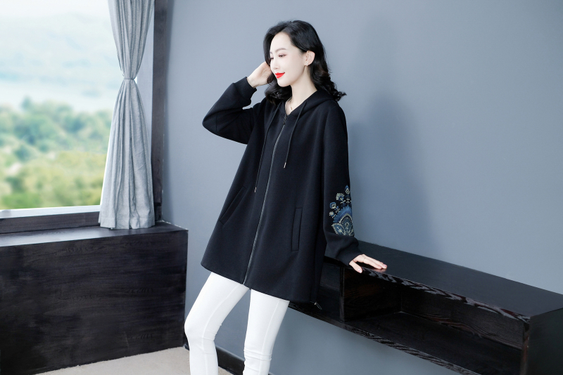 Kapucňová pletená mikina s výšivkou — šifón, primárny polyester 80-90%, sekundárny polyester 70-80%, zvierací vzor, stredná dĺžka