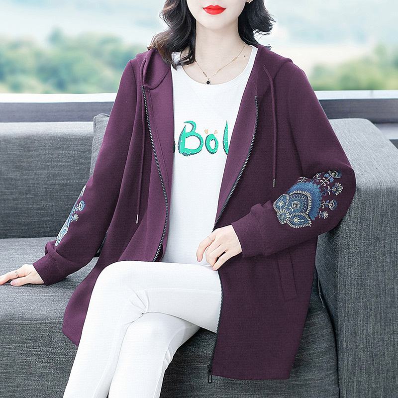 Kapucňová pletená mikina s výšivkou — šifón, primárny polyester 80-90%, sekundárny polyester 70-80%, zvierací vzor, stredná dĺžka