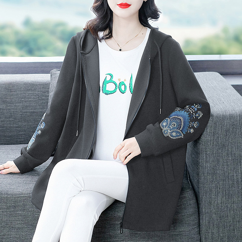 Kapucňová pletená mikina s výšivkou — šifón, primárny polyester 80-90%, sekundárny polyester 70-80%, zvierací vzor, stredná dĺžka