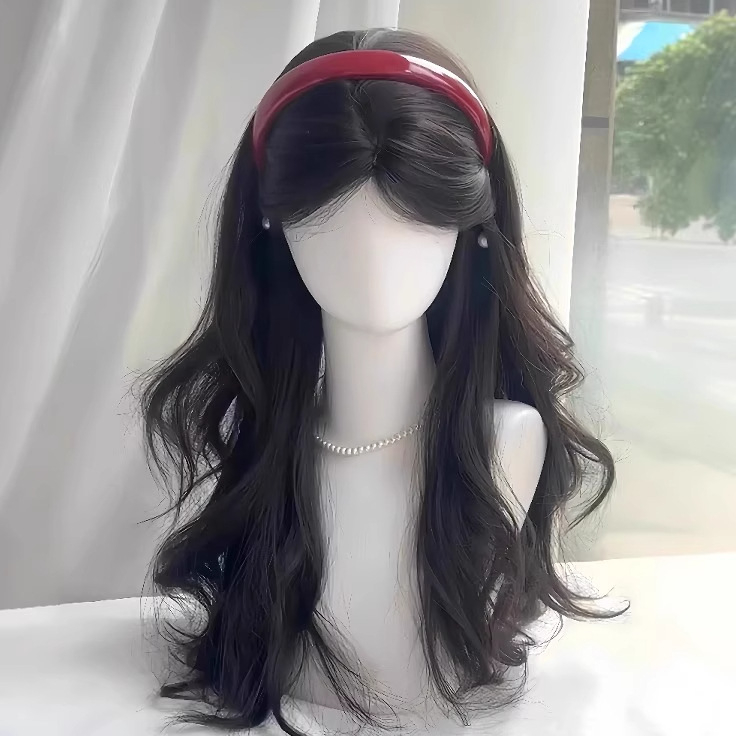 Kenny parochňa – vlákna odolné voči vysokej teplote, dlhé kučeravé vlasy s diagonálnymi ofinkami, mechanická konštrukcia, bez trvalého alebo farbenia