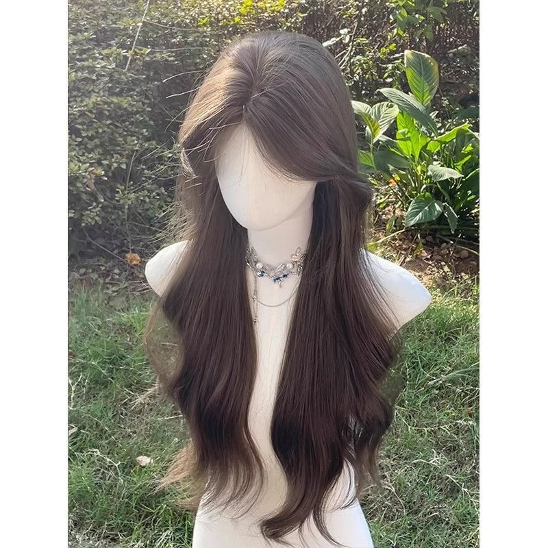 Kenny cirtas – augstas temperatūras šķiedras, gara viļņota parūka ar diagonālām bangs, mehāniska konstrukcija, bez perm vai krāsošanas