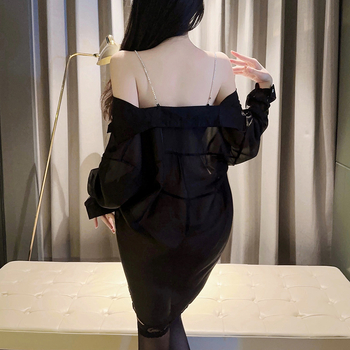 Naiste mõeldud šifonist öökleit — läbipaistev, uniformist inspireeritud rollimängu disain; kangas: šifoon; peamine kanga koostis: 90–95% polüester