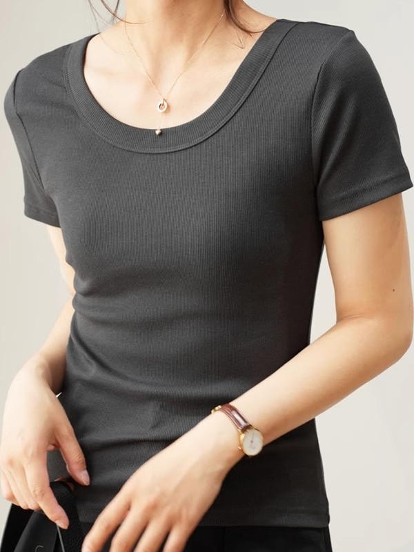 Naistele mõeldud T-särk puuvillase-viskoosi segu, lühikesed varrukad, U-tüüpi kaelus, baasmudel, suvi 2025