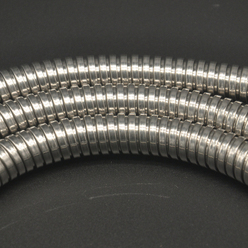 Σωλήνας ντους από ανοξείδωτο ατσάλι 304 με φινίρισμα γραμμωδούς σύρματος, ονομαστική πίεση 1.0, μέγιστη θερμοκρασία 90°C, εγκατάσταση 4 σημεία