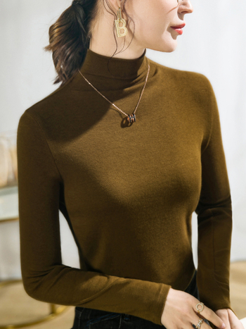 Női póló modal kötött anyagból, hosszú ujjú, félmagas gallér, karcsú szabás