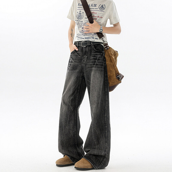 Retro-stiilis džinsid, sirge lõikega, keskmise kõrgusega vöö; tõmblukk; kangas: 67% puuvill, 18% polüester, 15% viskoos; pesemine