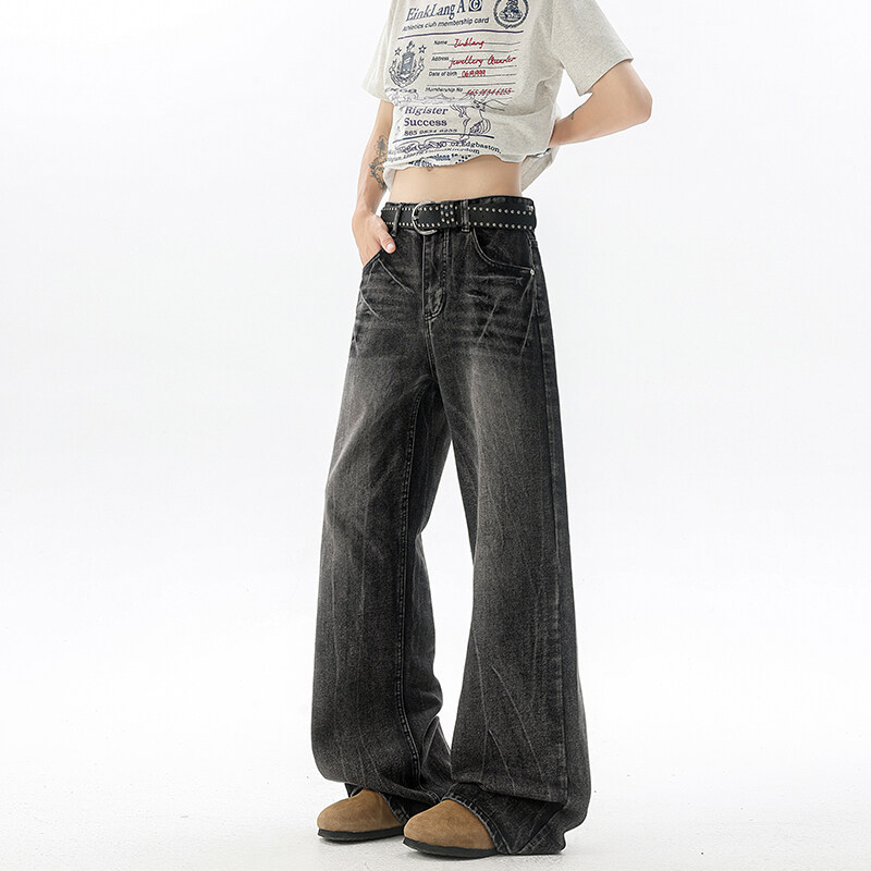 Retro-stiilis džinsid, sirge lõikega, keskmise kõrgusega vöö; tõmblukk; kangas: 67% puuvill, 18% polüester, 15% viskoos; pesemine