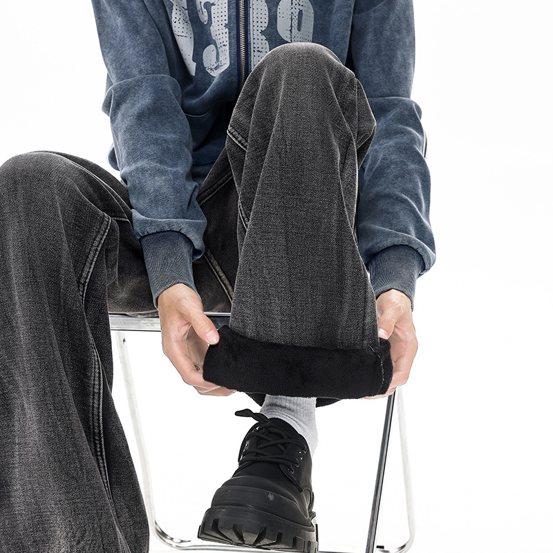 Retro-stiilis džinsid, sirge lõikega, keskmise kõrgusega vöö; tõmblukk; kangas: 67% puuvill, 18% polüester, 15% viskoos; pesemine