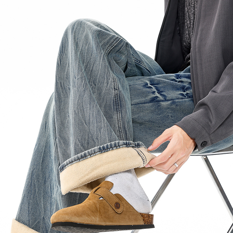 Retro-stiilis džinsid, sirge lõikega, keskmise kõrgusega vöö; tõmblukk; kangas: 67% puuvill, 18% polüester, 15% viskoos; pesemine