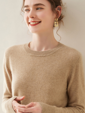 Sveter z kašmíru s obsahom 30-50%, voľný strih, okrúhly výstrih, žakardové pletenie