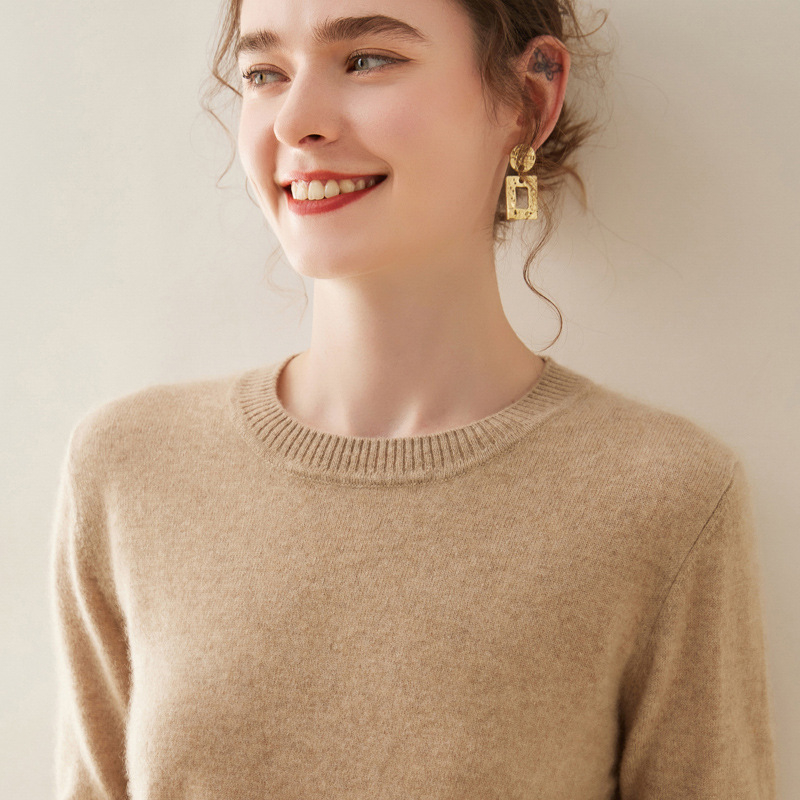 Sveter z kašmíru s obsahom 30-50%, voľný strih, okrúhly výstrih, žakardové pletenie