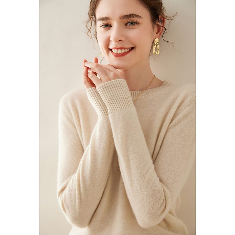 Sveter z kašmíru s obsahom 30-50%, voľný strih, okrúhly výstrih, žakardové pletenie