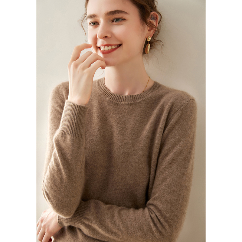 Sveter z kašmíru s obsahom 30-50%, voľný strih, okrúhly výstrih, žakardové pletenie