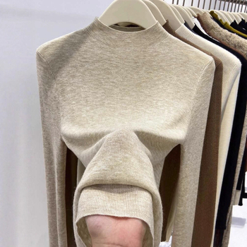 Sieviešu džemperis Slim-Fit, ar apaļu kakla līniju, poliesteres adījums ar satīna spīdumu, vienkrāsains raksts