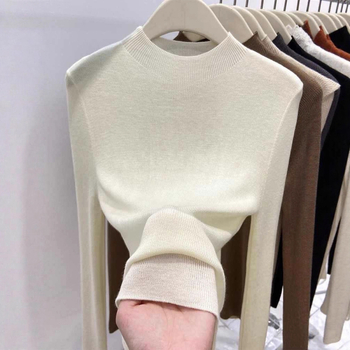 Sieviešu džemperis Slim-Fit, ar apaļu kakla līniju, poliesteres adījums ar satīna spīdumu, vienkrāsains raksts