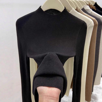 Sieviešu džemperis Slim-Fit, ar apaļu kakla līniju, poliesteres adījums ar satīna spīdumu, vienkrāsains raksts