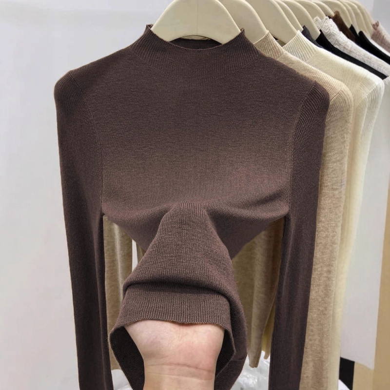 Sieviešu džemperis Slim-Fit, ar apaļu kakla līniju, poliesteres adījums ar satīna spīdumu, vienkrāsains raksts