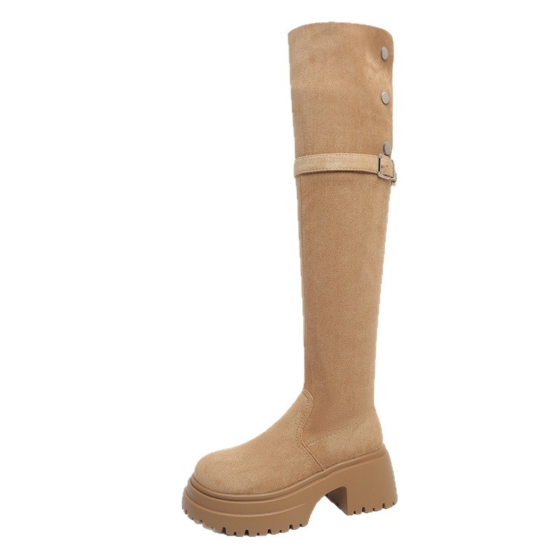 Térd fölötti csizmák mikroszálas felsőrésszel, gumírozott talppal, térd fölötti szár, chunky középtok 3–5 cm, kerek orr