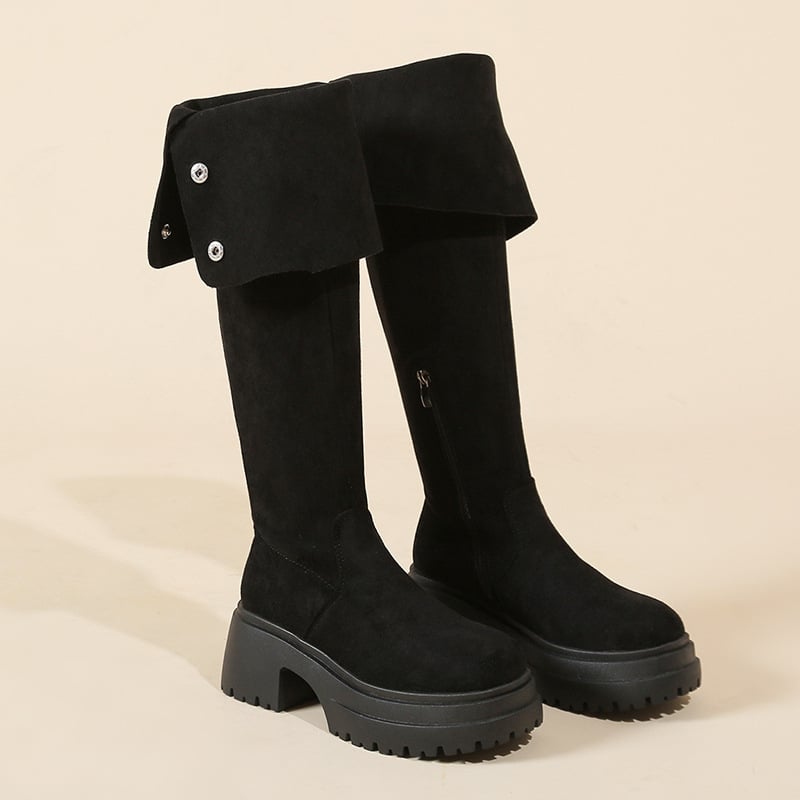 Térd fölötti csizmák mikroszálas felsőrésszel, gumírozott talppal, térd fölötti szár, chunky középtok 3–5 cm, kerek orr