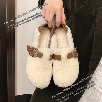 Γυναικείες μπότες από γούνα προβάτου για τον χειμώνα — Slip-On, χαμηλό ύψος γάμπας, χαμηλό τακούνι, καουτσούκ σόλα, πάτος από 100% μαλλί