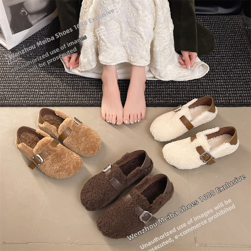 Γυναικείες μπότες από γούνα προβάτου για τον χειμώνα — Slip-On, χαμηλό ύψος γάμπας, χαμηλό τακούνι, καουτσούκ σόλα, πάτος από 100% μαλλί