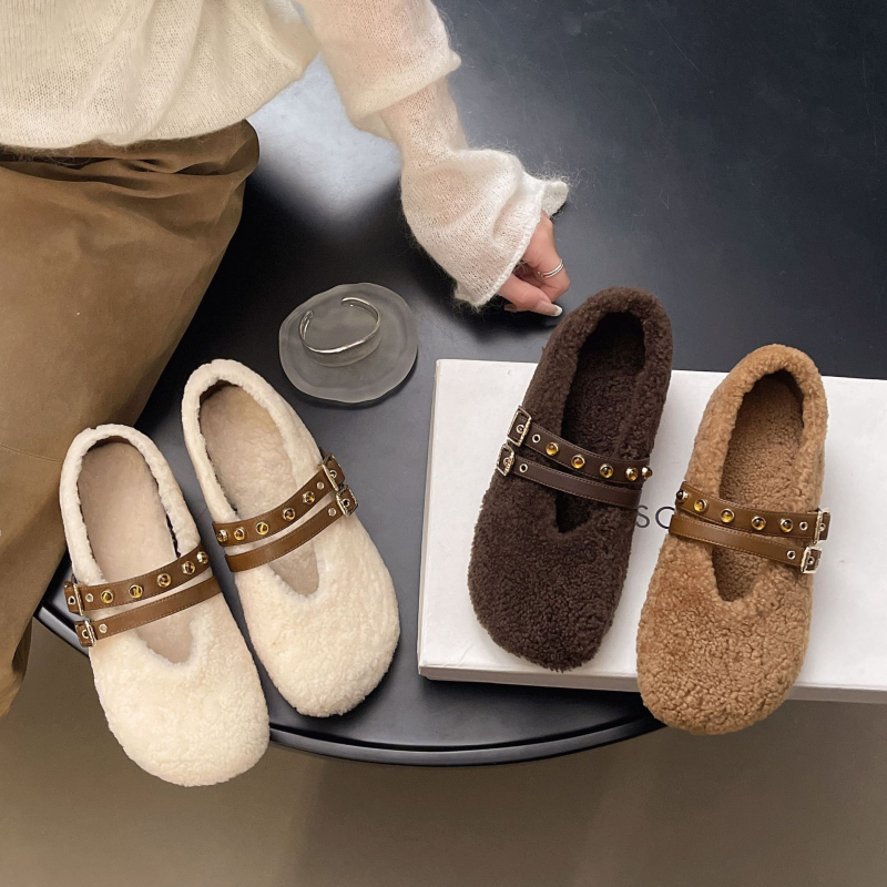 Γυναικείες μπότες από γούνα προβάτου για τον χειμώνα — Slip-On, χαμηλό ύψος γάμπας, χαμηλό τακούνι, καουτσούκ σόλα, πάτος από 100% μαλλί