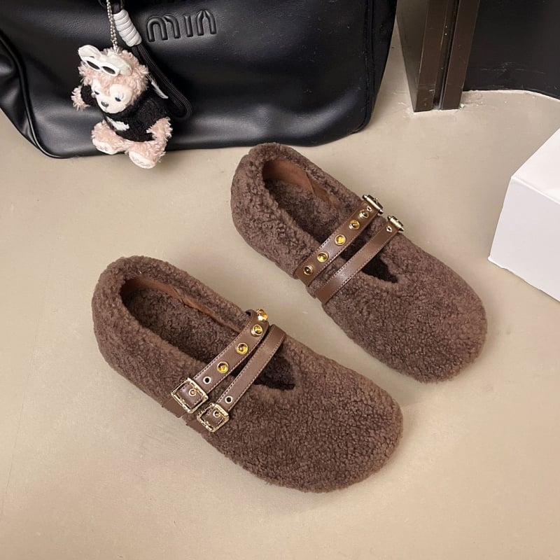 Γυναικείες μπότες από γούνα προβάτου για τον χειμώνα — Slip-On, χαμηλό ύψος γάμπας, χαμηλό τακούνι, καουτσούκ σόλα, πάτος από 100% μαλλί