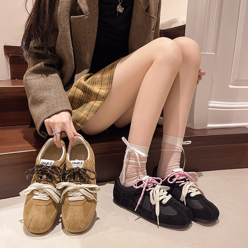 Naiste treeningkingad - Ülemine materjal: Super fiber; Sisetald: Tekstiil; Põhi: Kumm; Sidumine: Nöörid; Kontsa kõrgus: lame