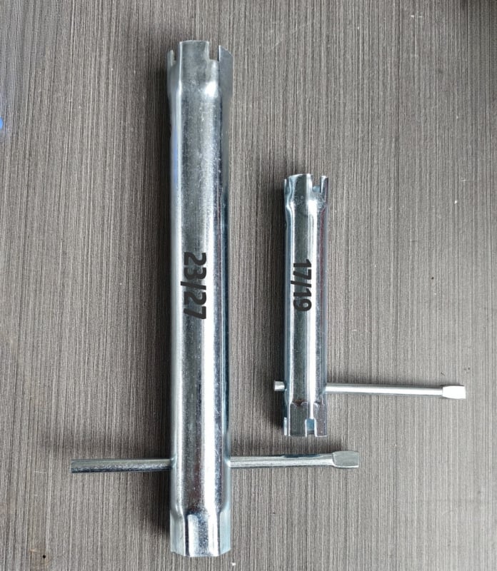 Socket ključ za montažu poklopca WC-a, dvostrani, od ugljičnog čelika, metrički sustav