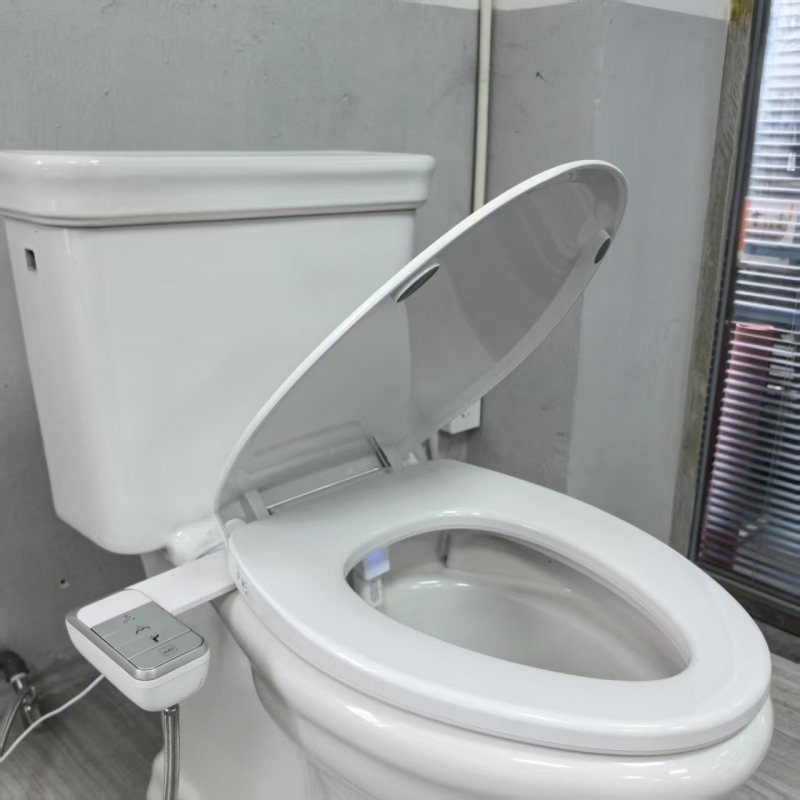 WC sedačka s integrovaným ABS čističom na zadok a čistenie tela, PP+ABS, jedným klikom rýchle demontáž, polstrovaná, vzdialenosť otvorov 134–186 mm, model S015-J027-01