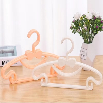 Plastová detská vešiak na oblečenie s držiakom na nohavice a kravaty, 100% nový plast, uvedené na trh v roku 2024, balenie 10 kusov