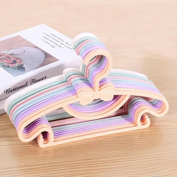 Plastová detská vešiak na oblečenie s držiakom na nohavice a kravaty, 100% nový plast, uvedené na trh v roku 2024, balenie 10 kusov