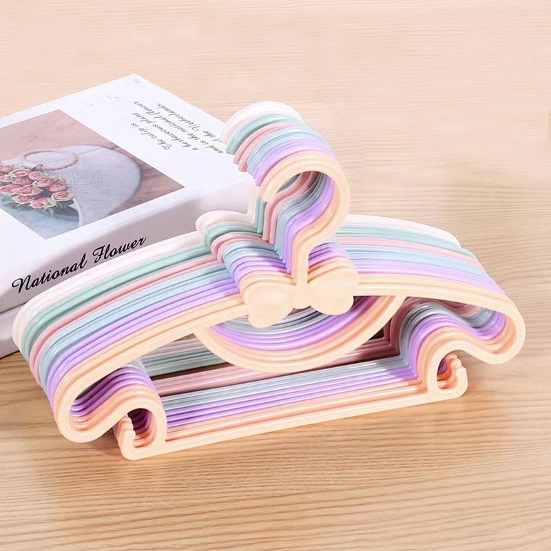 Plastová detská vešiak na oblečenie s držiakom na nohavice a kravaty, 100% nový plast, uvedené na trh v roku 2024, balenie 10 kusov